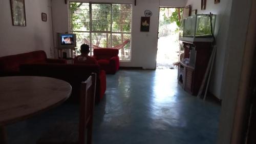 瓦哈卡市La casa del nenufar的客厅配有红色沙发和电视