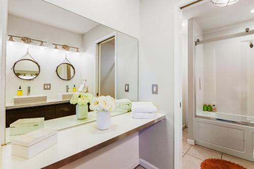 印地欧Desert Pool House: Sun, Swim, Sip & Stay的白色的浴室设有水槽和镜子