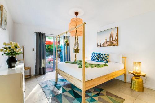 印地欧Desert Pool House: Sun, Swim, Sip & Stay的卧室配有一张床