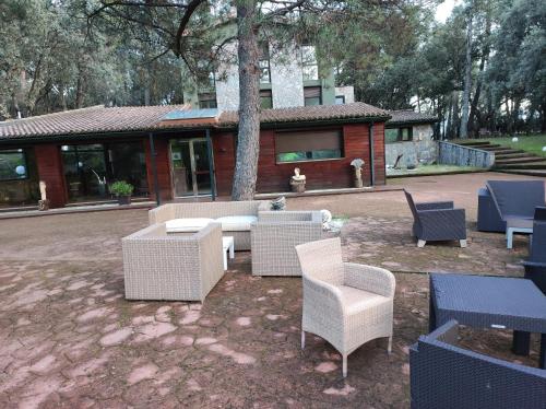 米哈雷斯Hotel Rural Finca Liceo的院子里的一组桌椅