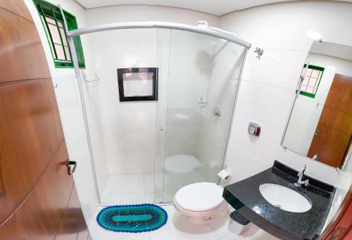 大坎普Apto com churrasq em Monte Castelo-Campo Grande MS的带淋浴、卫生间和盥洗盆的浴室