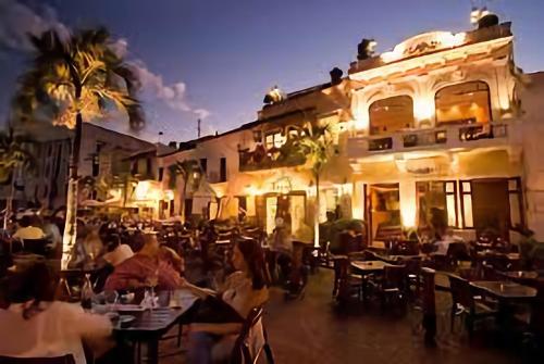 圣多明各Hotel Colonial Blanco的一群人晚上坐在餐馆里