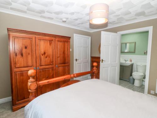 霍利黑德Cedars的一间带大床的卧室和一间浴室
