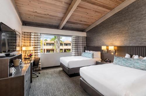 圣地亚哥汉德利圣地亚哥酒店的酒店客房设有两张床和电视。
