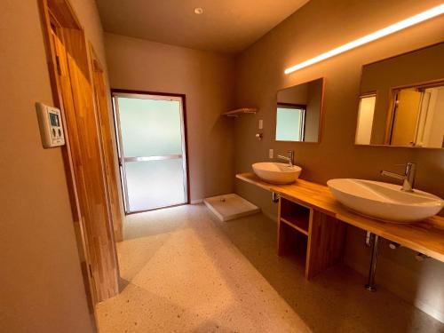 壹岐市I,K,I HOUSE TSURUKIFURE - Vacation STAY 14773v的一间带两个盥洗盆和窗户的浴室