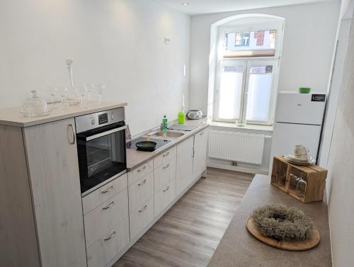 施内贝格Ursula的白色的厨房配有水槽和微波炉