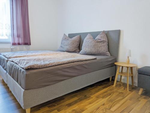施内贝格Ursula的一间卧室设有一张大床,铺有木地板
