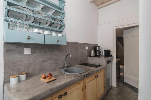 阿波罗尼亚Venia's Guesthouse的厨房配有水槽和台面