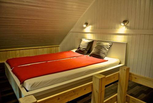 Saint-Imier乐乔利度假屋的小型客房的一张床位,设有木制平台