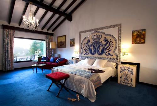 埃斯卡兰特San Román de Escalante的一间卧室配有一张特大号床和吊灯。
