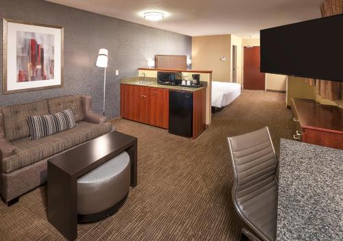 波特兰Silver Cloud Hotel - Portland的酒店客房设有一张沙发和一张床