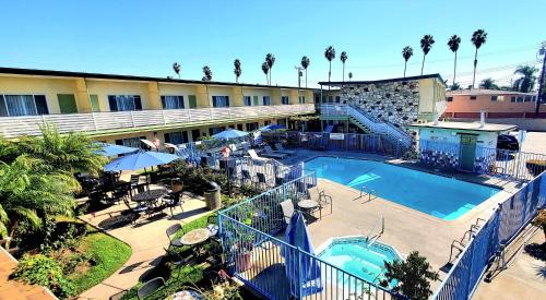 安纳海姆阿纳海姆公园品质酒店套房的享有酒店空中美景,设有游泳池