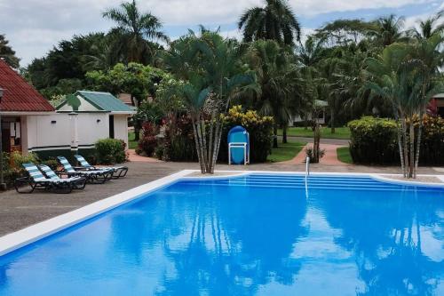 Splendide villa avec piscine à 200m de l'océan.内部或周边的泳池