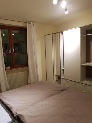 维尔茨堡fewofelix的一间卧室配有一张床、一个梳妆台和一扇窗户。