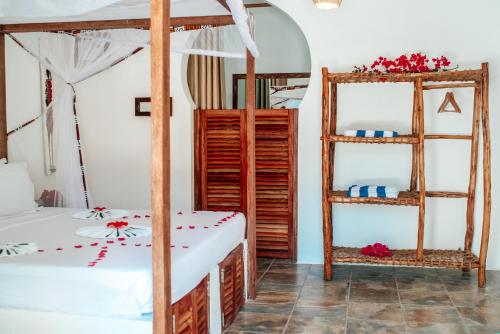 江比阿Dhow Resort的客房设有两张双层床和镜子