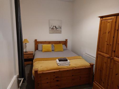 斯特拉诺勒Jack's Place Beautiful 3-Bed House Donegal的一间卧室配有一张带黄色枕头的木床