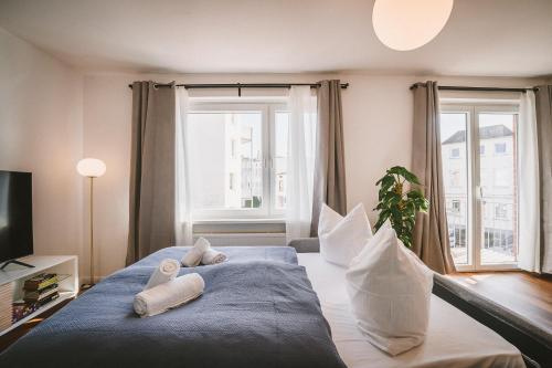吕贝克Sadebo Apartments Lübeck mit Terrasse oder Balkon的一间卧室配有蓝色的床和毛巾