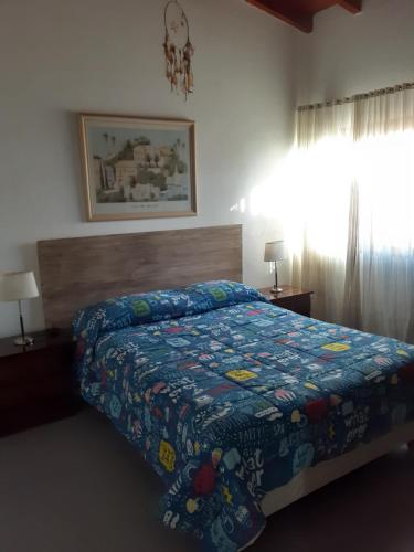 马拉圭Casa Santa Elena的一间卧室配有床,床上装有被子