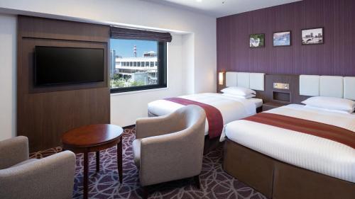 新泻ART 新泻站前酒店的酒店客房设有两张床和一台平面电视。
