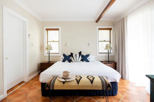 Bawley PointJackson Ranch by Bannisters的卧室配有带蓝色枕头的大型白色床