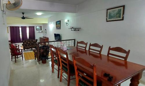 莎阿南OneB Homestay Shah Alam的用餐室以及带桌椅的起居室。