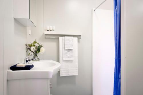 纽曼Red Sands Accommodation Newman的白色的浴室设有水槽和淋浴。