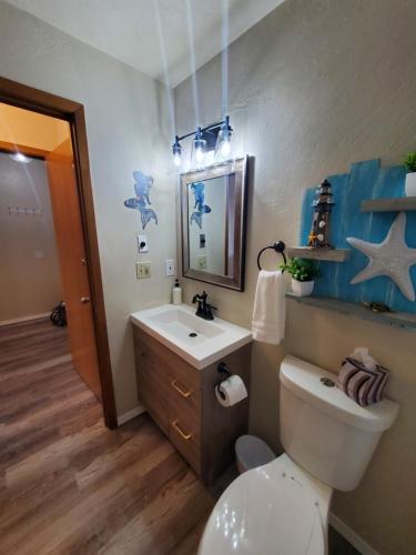 西塞德Oceanfront Condo at Seaside Beach Club Unit 306的浴室配有白色卫生间和盥洗盆。