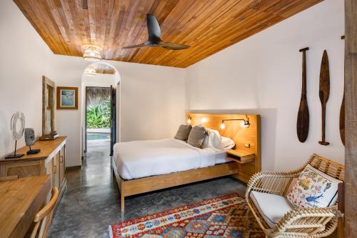 诺萨拉The Nomadic Hotel的一间卧室设有一张床和木制天花板