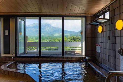 高森町Kyukamura Minami-Aso的山景游泳池