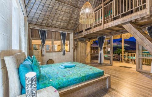 金巴兰Le Yanandra Bali Resort的一间卧室,卧室内配有一张大床