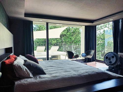 西归浦市Vila Omuamua的一间卧室设有一张大床和一个大窗户