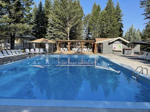镭温泉RidgeView Resort的一个带椅子和凉亭的大型游泳池