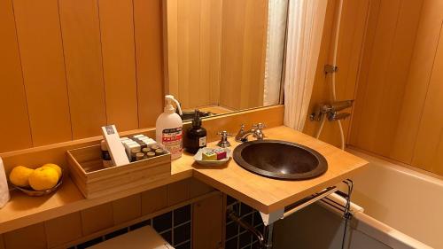 京都柚子屋旅馆的一间带水槽和镜子的浴室