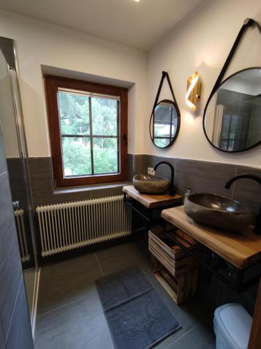 皮恩山口附近施皮塔尔斯巴克乡间别墅的一间带水槽和两面镜子的浴室