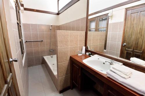 日惹Ndalem Maharani Guest House的一间带水槽和镜子的浴室
