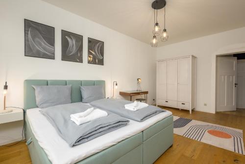 莱比锡Arbio I Modern Apart near Leipzig Stötteritz的一间卧室配有一张蓝色床头板的床