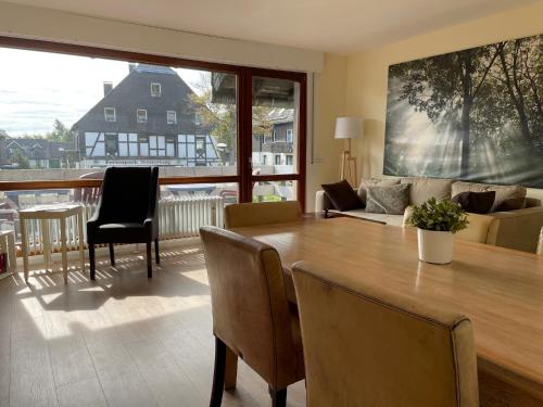 温特贝格Haus Merian的客厅配有桌子和沙发