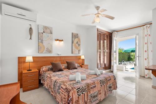 苏昂博Villa Piscis的一间带大床的卧室和一个阳台