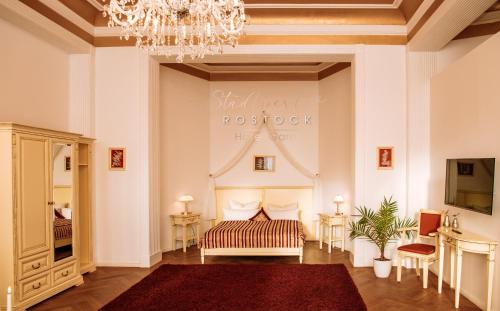 罗斯托克洛斯托克斯达特皮尔酒店的一间带一张床和吊灯的客厅