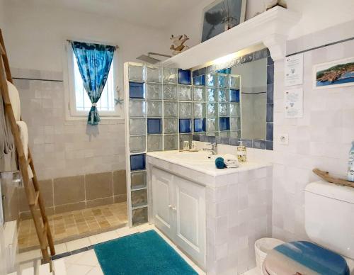 格里莫Villa des Delices的一间带水槽和卫生间的浴室