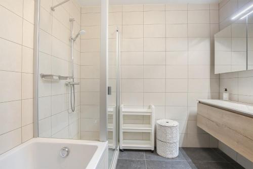布雷斯肯斯Hello Zeeland - Appartement Port Scaldis 03-071的带淋浴、浴缸和盥洗盆的浴室