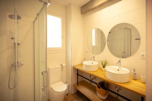 洛格罗尼奥Guardaviñas62的浴室配有卫生间、两个盥洗盆和淋浴。