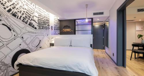 开普敦ANEW Hotel Green Point Cape Town的一间卧室配有一张带壁画的大床