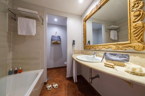 伊斯兰蒂拉Estival Islantilla的带浴缸、水槽和镜子的浴室