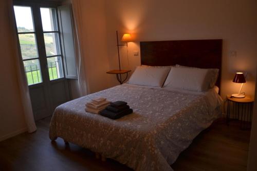 蒙泰普兰多内B&B Casale Fonte Vecchia的一间卧室配有一张床,上面有两条毛巾