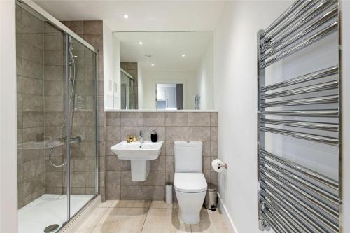 伦敦Stayo Apartments Barking Wharf的浴室配有卫生间、盥洗盆和淋浴。