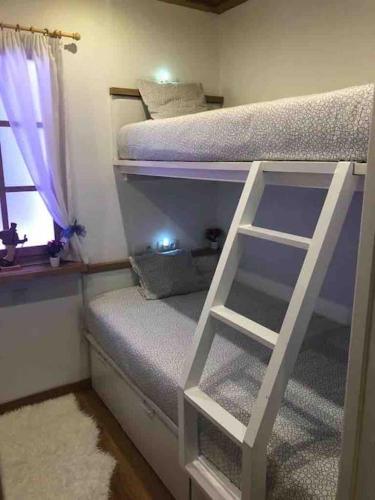 莫纳奇尔Acogedor apartamento en Edif. Slalom II的一间小卧室,配有双层床和窗户