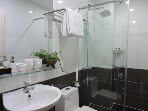 胡志明市Chez Mimosa Corner - New address 90 Đề Thám的浴室配有卫生间、盥洗盆和淋浴。