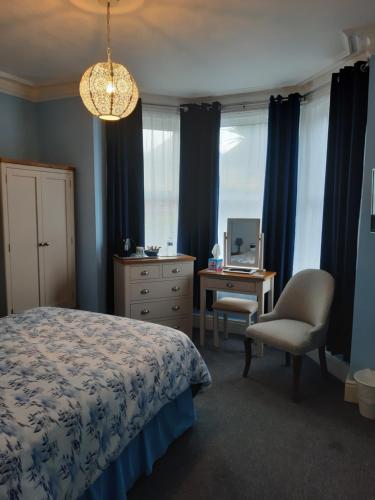 浦耳索思赖辛旅馆的一间卧室配有一张床、一张桌子和一把椅子