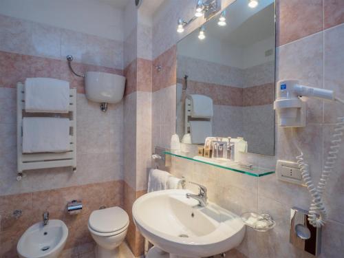 佩鲁贾乔威聂伊爵士阿列酒店的一间带水槽、卫生间和镜子的浴室